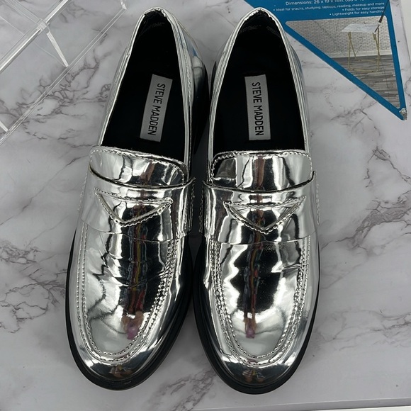 STEVE MADDEN Leedan Loafer Silver Metallic Moc Toe Preppy Futuristic 7.5 Comfy - Picture 2 of 5